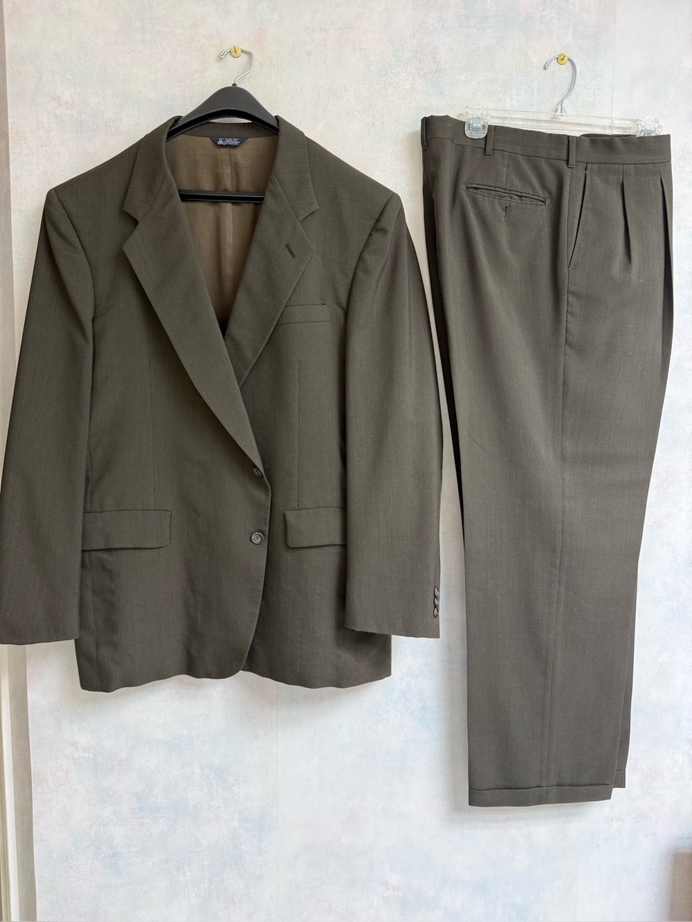 46R Kuppenheimer Suit - 2 Button Dark Brown. Pants included.